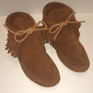 Minnetonka Classic Fringe Moccasin Boot Sz 5